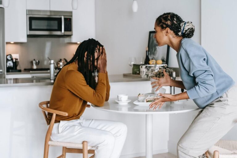 pareja afroamericana discutiendo